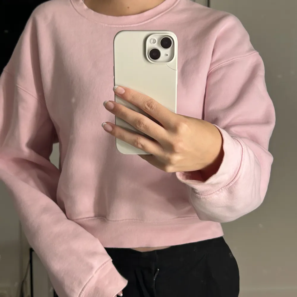 säljer denna rosa croppade sweatshirt från bikbok💕💕kommer inte till användning för mig tyvärr. Storlek xs men passar mig som är en S/M. Tröjor & Koftor.
