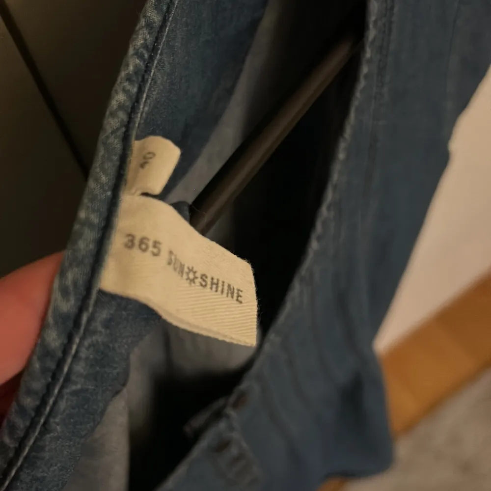 Jeans blus i storlek 40. Använd lite men ser ut som ny.. Blusar.