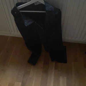 Läderbyxor  - Svarta läderbyxor.