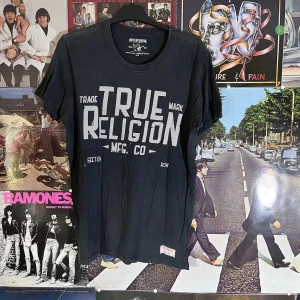 True religion tshirt - Otorligt snygg tröja! Jätte bra Cond! Dm vid frågor:)