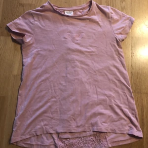 Tröja - Säljer denna tröja med jättefin rygg från zara. Man ser inte riktigt på bilden men det står beautiful på framsidan.  Är i storlek 128 vilket är konstigt eftersom den är ganska stor skulle säga ungefär 140. Är i fint skick!