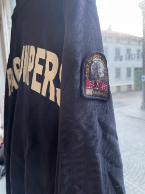 parajumper hoodie  - Säljer nu min Parajumper hoodie som aldrig är använd, den är i storlek M men passar även i storlek S, den är i bra skick. 