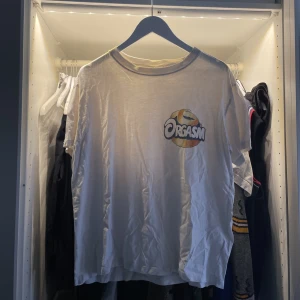 Weekday t-shirt - Stor i strl, passar upp till M