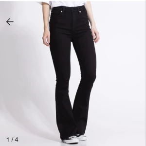 Jeans  - Säljer helt nya jeans från lager med pris lapp kvar då jag råka beställa två stycken, jag har även ett par exakt lika fast med hål i knäna, kom privat för bilder❤️