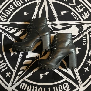Klackar  - Ankel Boot klackar från HM. Knappt använda, skit snygga. Cir 11cm klack ✨