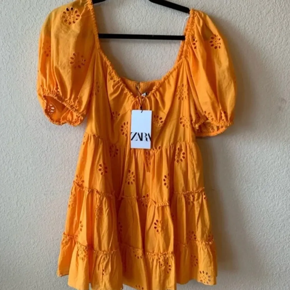 Zara orange klänning med puffade ärmar och fina detaljer!🧡🧡. Klänningar.