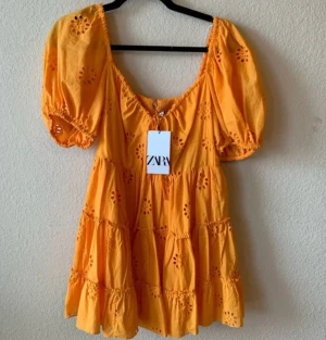 Orange Klänning - Zara orange klänning med puffade ärmar och fina detaljer!🧡🧡