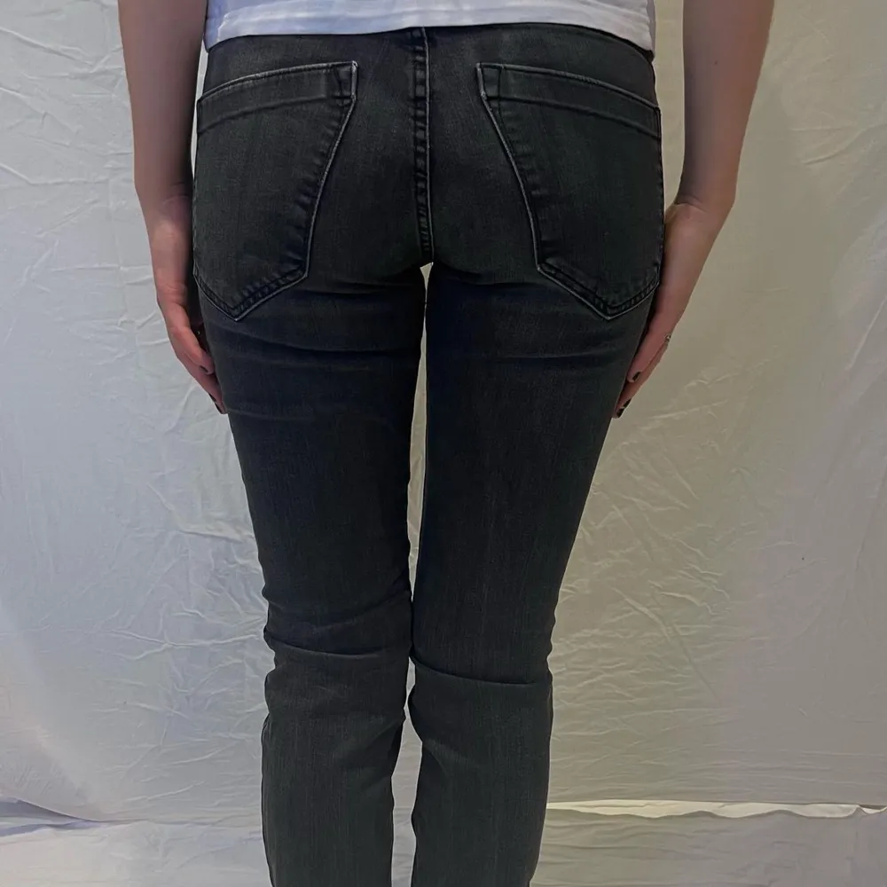 Säljer jätte fina jeans från Batistini Jeans då jag aldrig använt dem. Dem passar mig som e 170 cm lång och bär stl xs/s. Köpt från ett företag på instagram. Hål finns på insidan men de är inget som syns på utsidan, se sista bilden.  🖤. Jeans & Byxor.