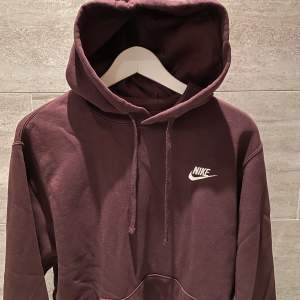 Rödbrun hoodie från Nike. Nypris 620kr. Inga spår av användning. Storlek S
