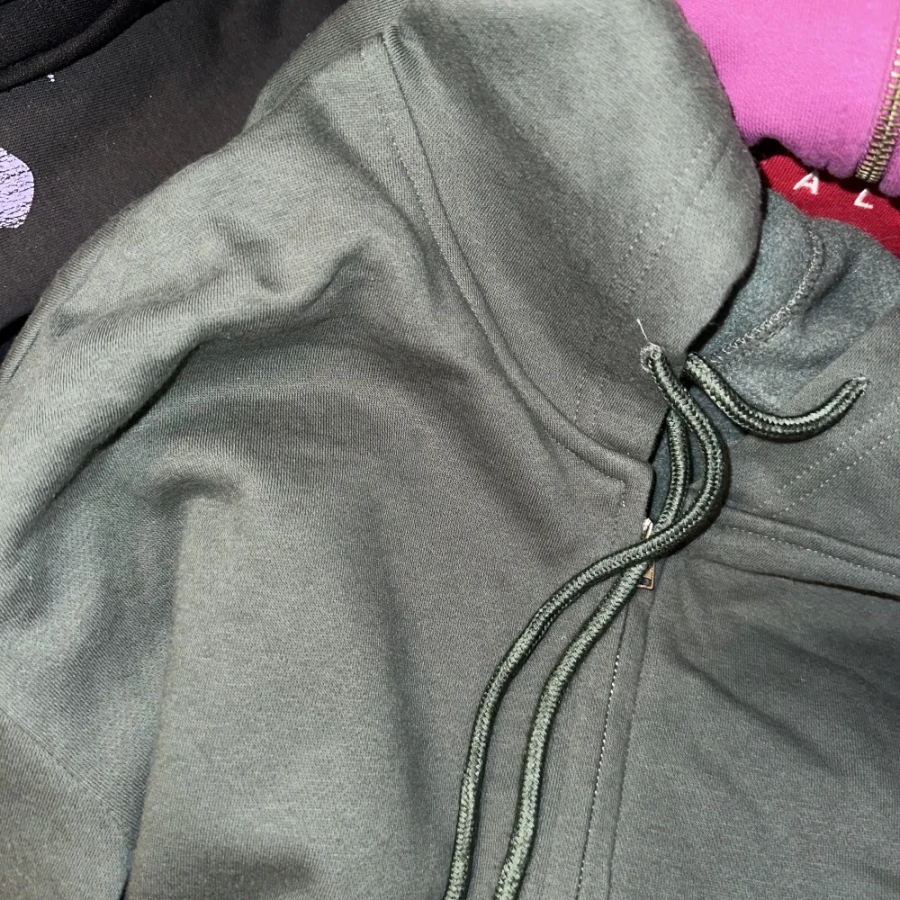 Säljer en helt ny mörkgrön zip up hoodie, står inte storlek men passar XS/S lite oversized, svårt att få färgen på bilden men är mer grön i verkligheten. Hoodies.