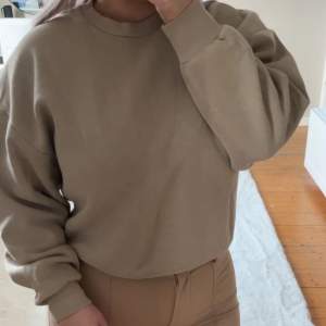 Snygg och gosig sweatshirt ifrån Gina Tricot 💞 knappt använd 