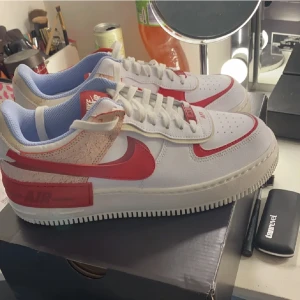 Helt nya airforce 1 - Säljer dessa helt nya skorna!! STORLEK 41, hann tyvärr inte skicka tillbaka dom❤️