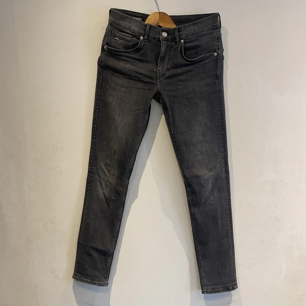 Gråa J.Lindeberg jeans i mycket bra skick.   Storlek: 30/32   Modell:Jay   Passform: Slim fit   Nypris: 1500   Vårat pris: 599. Jeans & Byxor.