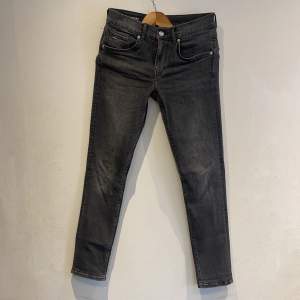 Gråa J.Lindeberg jeans i mycket bra skick.   Storlek: 30/32   Modell:Jay   Passform: Slim fit   Nypris: 1500   Vårat pris: 599