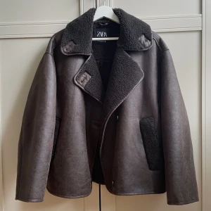 JACKA ZARA - En så himla snygg jacka från Zara, får tyvärr sälja då den inte riktigt kommer komma till användning för mig framöver. Storlek M, använd ca 5 gånger förra vintern så den är i skick som ny. Skriv privat om bilder på 💓 Köparen står för frakten!