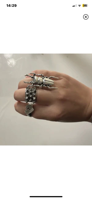 Ring - Super snygg. Man kan ändra storlek själv. Hyfsat säker på att de är rostfritt stål eller något liknande. Mamma köpte i london