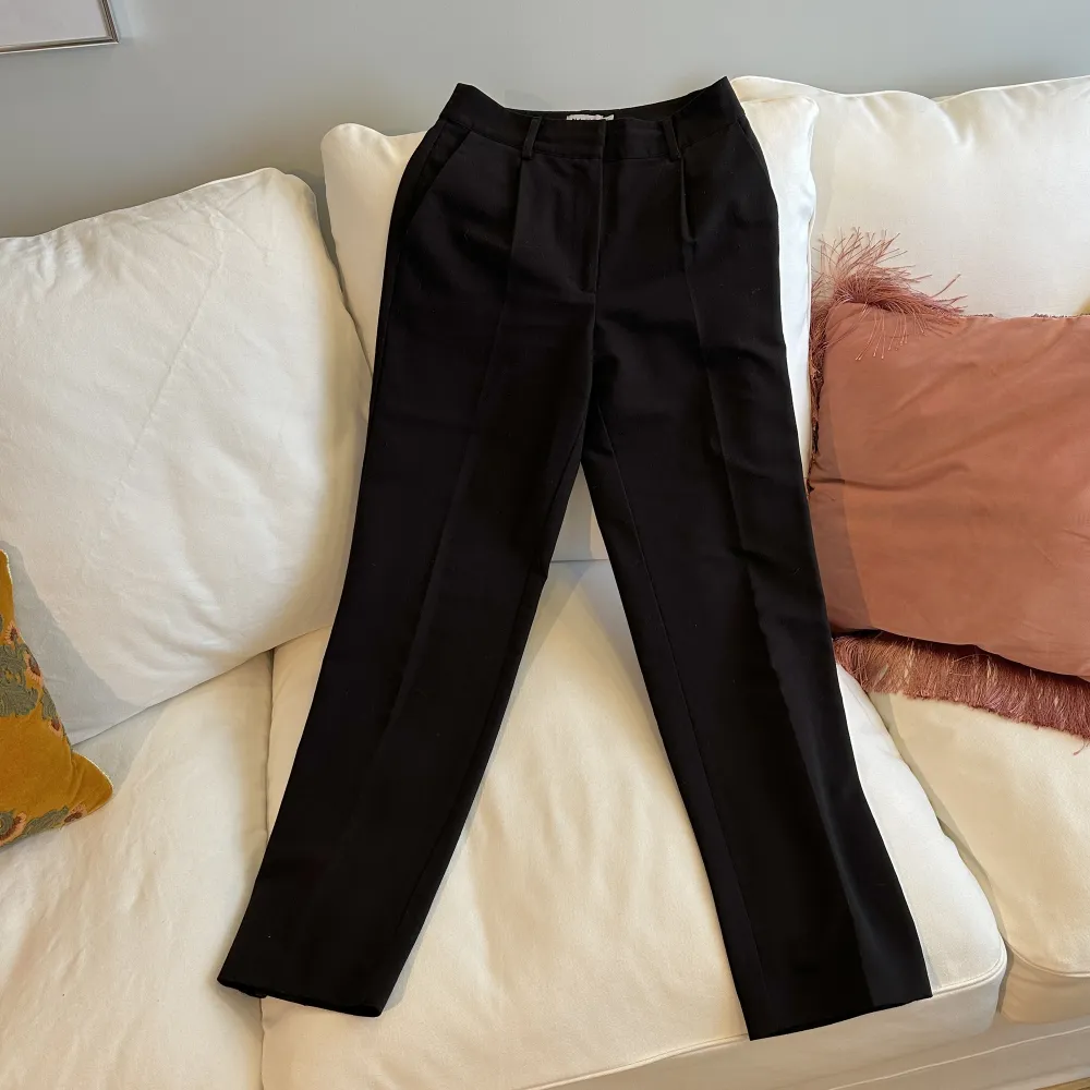 Ett par perfekta kostymbyxor med pressveck som passar till allt från NA-KD🪷🌷. Jeans & Byxor.