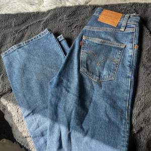 Mörk blåa ribcage levis jeans!  Raka och höga i midjan, inte använda på ungefär ett år🙏