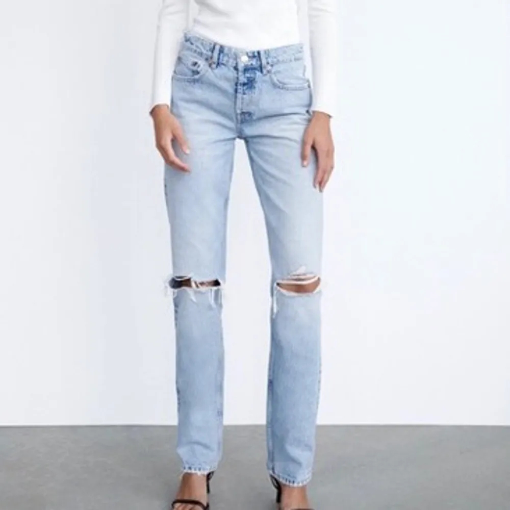 Säljer även dessa mid rise jeans från zara i storlek 36! 💓 köp direkt för 200kr plus frakt . Jeans & Byxor.