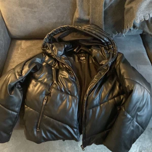Zara jacka  - Super fin zara jacka. Köpt 2022. Storlek xs.  Köpare står för frakt💕
