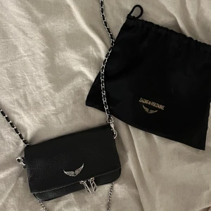 Zadig väska - Säljer min nya zadig väska då den inte kommer till användning ! Ser ut precis som ny det är inga fel på den💓 Pris kan diskuteras!