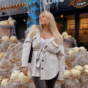 Belted Shacket - Jättefin beige jacka/kort kappa med bälte från Nelly, har använts flitigt men är fortfarande i väldigt fint skick!  Storlek 38 men är i en oversized fit