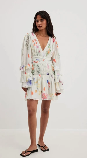 Blommig klänning  - Superfin och gullig klänning från NAKD x Sanna Jörnvik. Endast använd en gång så i nyskick. Köpt för 600 kr, säljer för 400 kr🩷❤️🧡