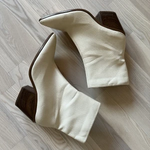 Klackskor - Klackar/boots från Nelly, storlek 39🌟