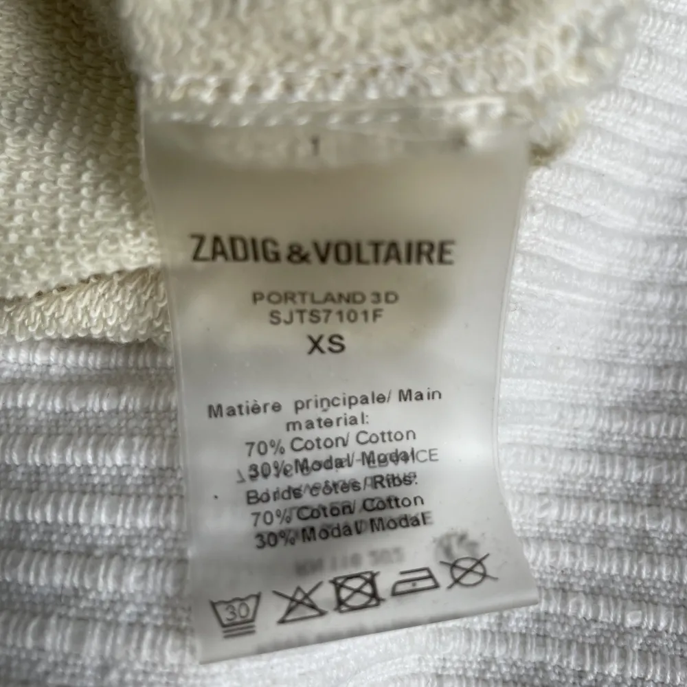 Intressekoll på min oversized Zadig & Voltaire tröja. Den är i storlek xs men beroende på hur man vill att den ska sitta så funkar den som större storlek också. Priset som står i annonsen är inte det den säljs för, så kom gärna med prisförslag.. T-shirts.