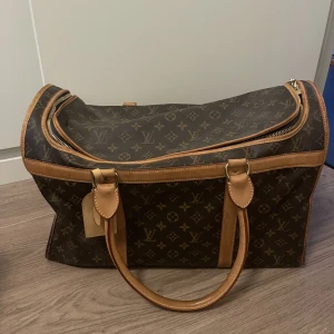 Louis vuitton väska - Louis vuitton reseväska till hund. Är i bra skick men har smått slitage, skriv privat så skickar jag alla bilder och mått. Kan gå ner i pris vid snabb affär