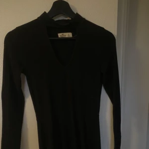 Klänning - Vill bli av med denna klänning då jag slutat använda den, ✨hollister✨ size S. Hel och red. 200kr, kan gå ned till 150 möjligtvis. 