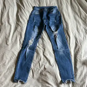 Jeans med slitningar på framsidan. Nya, helt oanvända Storlek XS-S