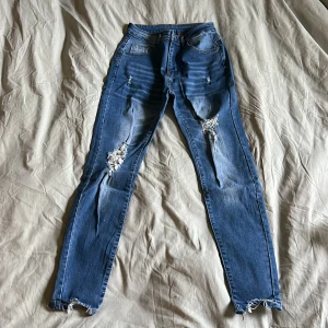 Jeans - Jeans med slitningar på framsidan. Nya, helt oanvända Storlek XS-S