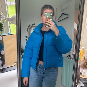 Jacka - Cool blå dunjacka i bra skick. Varm och skön nu till vintern, storlek S💓