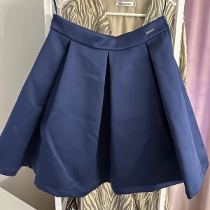 Guess kjol  - En marinblå kjol från Guess Aldrig använd, med prislapp 