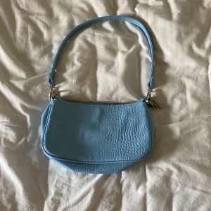 Blå axelväska  - Söt blå axelväska, använd ett fåtal gånger. Inga defekter.