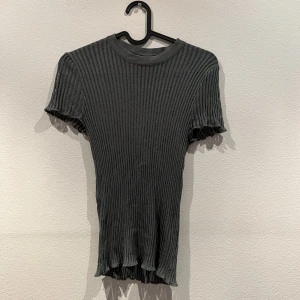 Moss grön tröja zara - Genomskilnig mesh tröja från zara med ränder, aldrig använd🎶