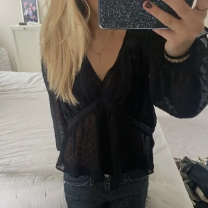 Svart zara blus - Slutsåld blus från zara, jättefin. Lånad bild från förra ägaren!