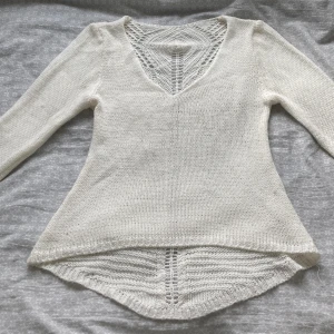 Nät virkad tröja - Super snygg nät-virkad tröja i bra skick Pris går att diskuteras  Passar nog storlek S-M Skriv för bilder 🫶🫶 