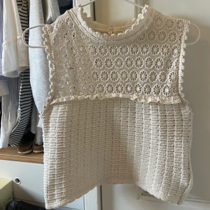 Topp från Zara  - Säljer denna fina toppen ifrån Zara då den inte kommer till andvändning. Den är andvänd fåtal gånger och i mycket fint skick. Pris kan diskuteras. Skriv för fler bilder.