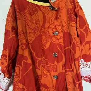 Kappa - Orange kappa med detaljer. Storlek M. 