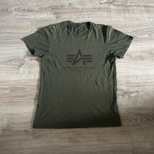 Alpha industries t-shirt  - En snygg tröja men som har en liten defekt som syns på bild 2. Dock tror jag att den går att få bort vid tvätt och kärlek. Hör av er vid intresse!