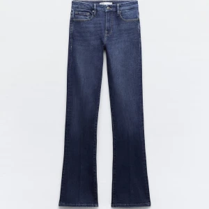 Zara bootcut jeans - Säljer dessa populära zara bootcut jeans i den mörkblå färgen. Förstora för mig så därför jag ej får användning💞