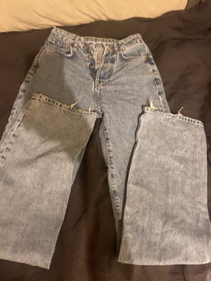 Högmidjade jeans - Fina högmidjade jeans, jag är 175 och dom är långa på mig men för smala i midjan.