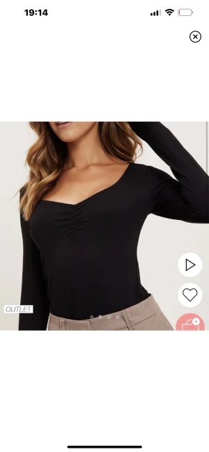 Topp Nelly  - Topp från Nelly. Figurnära men stretchig o långa armar. Inte genomskinlig. 