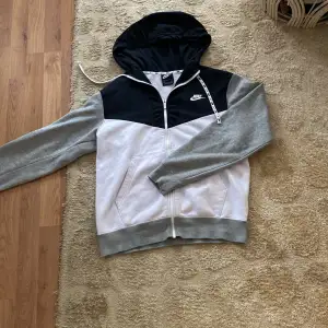 Nike zip hoodie knappt använd i storlek small Den visar få tecken på användning 