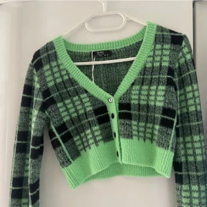 Tröja Bershka  - Fin stickad grön tröja från Bershka. Jätteskönt material, ej stickig.  Det är en croppad tröja så passar fint med ex höjdmidjade jeans.