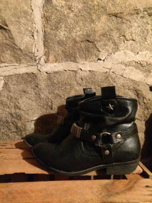 Boots cowboy cowboyboots straps 38 western rocker hårdrock metal biker sleaze glam - Säljer mina söta små boots med "inbyggda" straps. Så nätta och snygga skor. Väldigt mjuka att gå i. Passar perfekt nu till hösten. Hel klack. Ett måste i garderoben!