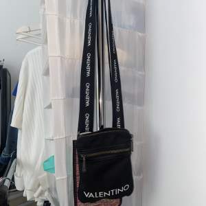 En svart Mario Valentino väska, används endast en sommar.