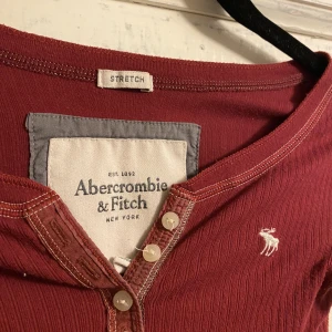 Röd stretchig t-shirt - Röd väldigt stretchig figurvisande t-shirt. Bra skick.